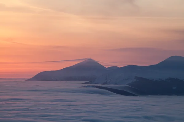 Vrcholy nad mraky — Stock fotografie