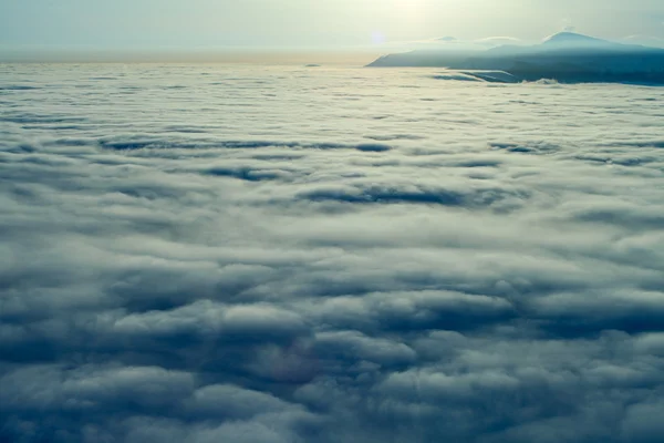 Gipfel über Wolken — Stockfoto