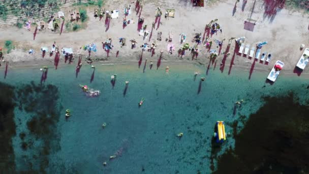 Vista aérea de la gente descansando en la orilla del mar. Fondo de verano, UHD, 4K — Vídeos de Stock