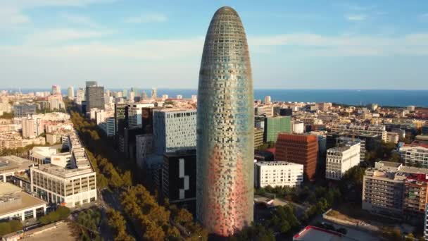 バルセロナ,カタルーニャ州,スペインのAgbar TowerまたはTorre Agbar. — ストック動画