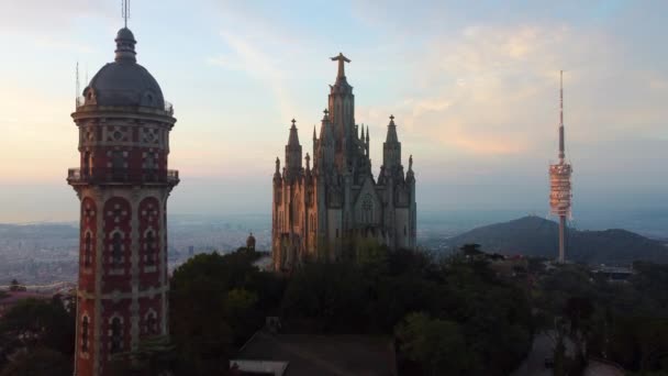Tibidabo hegy a Szent Szív templomával. Barcelona, Spanyolország — Stock videók