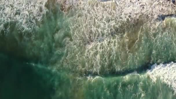Ovanifrån av den enorma havet vågor kraschar över stranden visar — Stockvideo