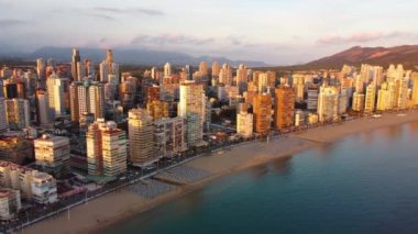 Benidorm şehrinin en üst manzarası, İspanya 'nın kulak kabuğu kıyısındaki bir tatil şehri. Valencia, Costa-Blanca, UHD, 4K