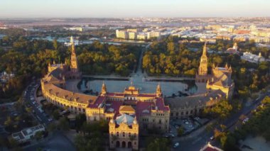 Gün doğumunda Plaza de Espana 'da uçmak, Seville, İspanya, UHD, 4K