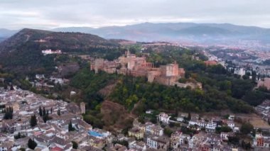 Alhambra 'nın ortaçağ kompleksi. Güneş doğarken Granada 'nın etrafında uçmak, İspanya.