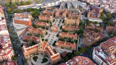 Modernista de Sant Pau 'yu yeniden canlandırın. Barcelona, İspanya, UHD, 4K 'nın hava görüntüsü