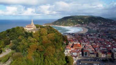 İspanya 'nın San Sebastian kasabasının hava manzarası. Fırtınalı Atlantik Okyanusu