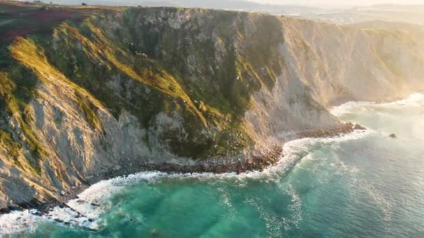 バリカ、バスク地方、スペイン。大西洋の岩場を飛行する無人機。波は海岸の岩を砕いた。. — ストック動画