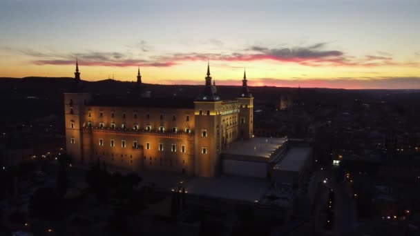 스페인 , 톨레도 의 야간 도시 불빛 위를 날고 있는 드론 4K — 비디오