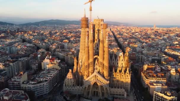 Temple Expiatori La Sagrada Familia w Barcelonie, Katalonia, Hiszpania. Latanie wokół architektonicznego arcydzieła Gaudiego na wschodzie słońca, UHD, 4K — Wideo stockowe