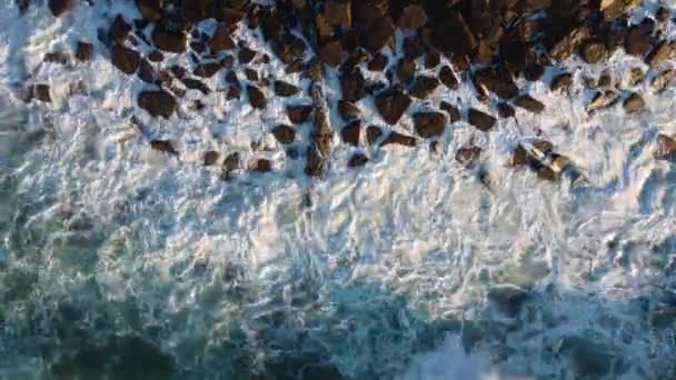 Vista superior das enormes ondas do oceano que colidem sobre a costa mostrando a força e beleza da natureza, UHD, 4K — Vídeo de Stock