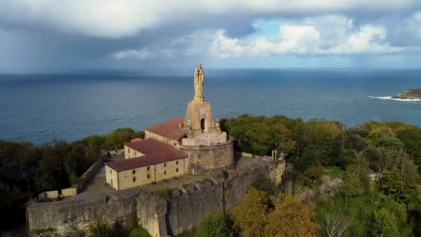 Monte Urgull u Atlantského oceánu. Letecký snímek města San Sebastian, Španělsko, UHD, 4K — Stock video