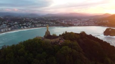 Monte Urgull Atlantik Okyanusu yakınlarında. San Sebastian, İspanya, UHD ve 4K şehirlerinin insansız hava aracı görüntüleri.