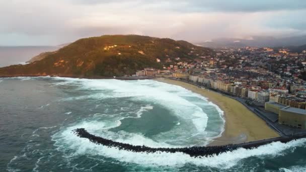 İspanya 'nın San Sebastian kasabasının hava manzarası. Fırtınalı Atlantik Okyanusu — Stok video