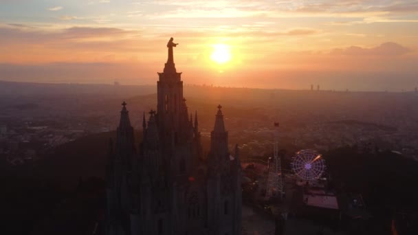 Widok z góry na wielki posąg Najświętszego Serca w Świątyni Najświętszego Serca Jezusa, w Barcelonie, Katalonii, Hiszpania o wschodzie słońca, UHD, 4K — Wideo stockowe