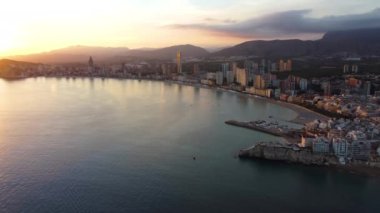 Benidorm şehrinin en üst manzarası, İspanya 'nın kulak kabuğu kıyısındaki bir tatil şehri. Valencia, Costa-Blanca, UHD, 4K