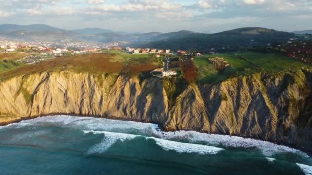 Barrika, das Baskenland, Spanien. Drohnenflug über dem felsigen Ufer des Atlantiks. Die Wellen krachen an die Felsen der Küste. — Stockvideo