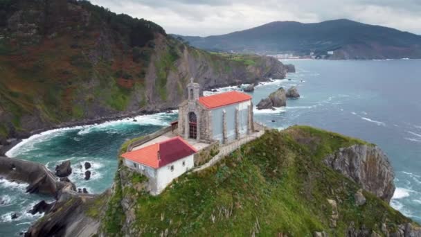 Ermita de San Juan de Gaztelugatxe. Église catholique au bord de l'océan Atlantique. Vol par drone au-dessus de l'île rocheuse, Bakio, Espagne. — Video