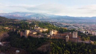 Alhambra 'nın ortaçağ kompleksi. Güneş doğarken Granada, İspanya, UHD, 4K etrafında uçmak