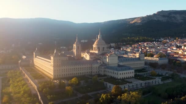 El Escorial. 1600-talets kungliga arkitektoniska komplex. Drone flygning över Escorial vid solnedgången ljus, Spanien, UHD, 4K — Stockvideo