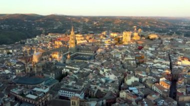 İspanya 'nın Toledo şehrinin çatılarında uçuyor..