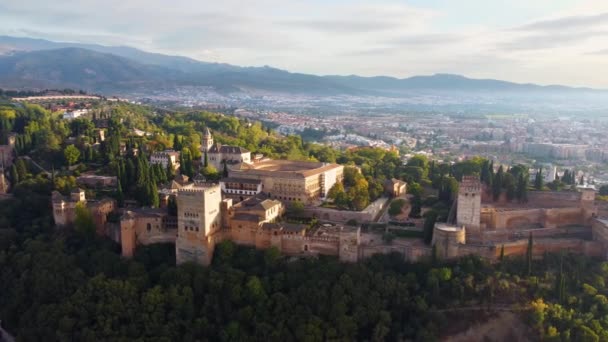Alhambra 'nın ortaçağ kompleksi. Güneş doğarken Granada, İspanya, UHD, 4K etrafında uçmak — Stok video