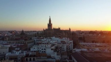 Sevilla Katedrali. İspanya 'nın güzel şehri Seville' in insansız hava aracı çekimi, UHD, 4K
