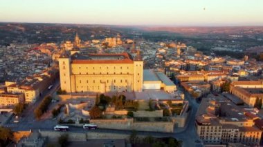 Castilia krallarının Toledo, İspanya, UHD, 4K 'deki XVI yüzyılın görkemli kalesinin havadan görünüşü