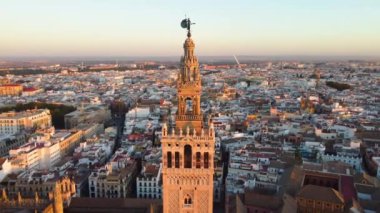 Sevilla Katedrali. İspanya 'nın güzel şehri Seville' in insansız hava aracı çekimi, UHD, 4K