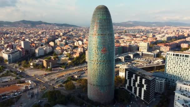 Барселона, Испания - 28 октября 2021: Башня Агбар или Торре Агбар в Барселоне, Каталония, Испания. — стоковое видео