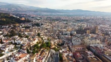 Alhambra 'nın ortaçağ kompleksi. Güneş doğarken Granada 'nın etrafında uçmak, İspanya.
