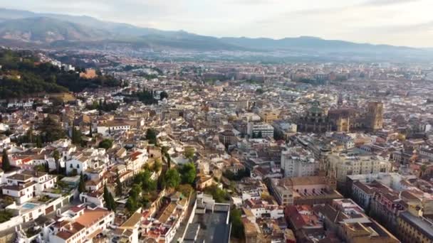 El complejo medieval de la Alhambra. Vuelo alrededor de Granada al amanecer, España. — Vídeo de stock