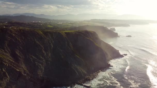 Barrika, País Vasco, España. El vuelo del dron sobre la roca — Vídeo de stock