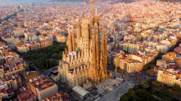 스페인 카탈루냐 바르셀로나에 있는 신전엑 피아 토리라 사그라다 파밀리아. — 비디오