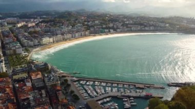İspanya 'nın San Sebastian kasabasının hava manzarası. Fırtınalı Atlantik Okyanusu