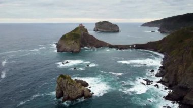 Ermita de San Juan de Gaztelugatxe. Atlantik Okyanusu kıyısındaki kilise..