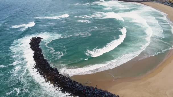 スペインのサン・セバスティアン湾。大西洋の嵐, UHD, 4K — ストック動画