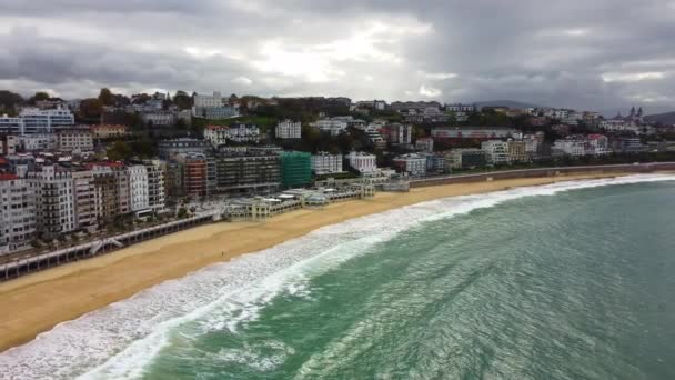 Baía de San Sebastian, Espanha. Tempestade no Oceano Atlântico, UHD, 4K — Vídeo de Stock