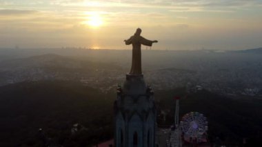 Barcelona Tapınağı 'ndaki Kutsal Yürek' in büyük heykeli.