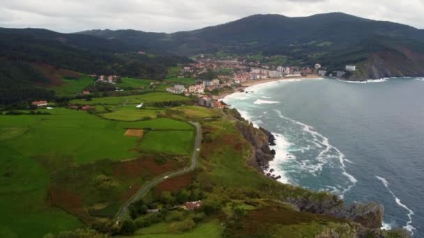 O voo de drone sobre o banco oceânico em Bakio, País Basco, Espanha. — Vídeo de Stock