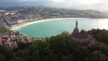 Monte Urgull Atlantik Okyanusu yakınlarında. San Sebastian şehrinin insansız hava aracı görüntüsü.