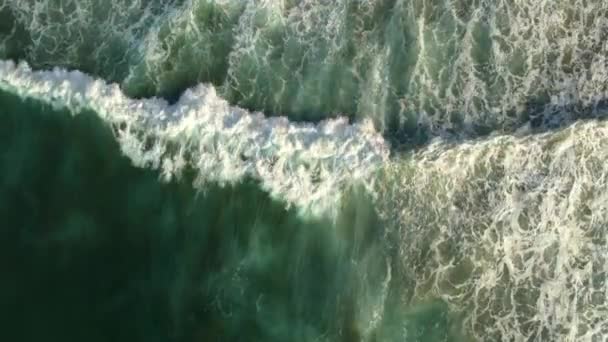 Vue de dessus des énormes vagues de l'océan qui s'écrasent sur le rivage montrant