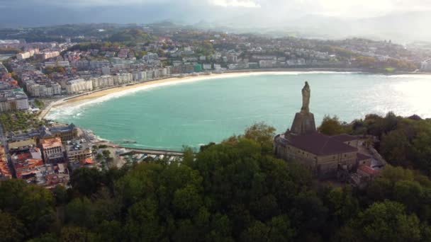 Monte Urgull am Atlantik. Eine Drohne über der Stadt San Sebastian — Stockvideo