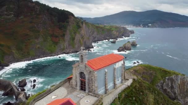 Ermita de San Juan de Gaztelugatxe. igreja na margem do oceano Atlântico. — Vídeo de Stock
