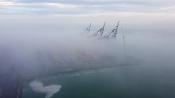 Luchtfoto - Vliegen boven de haven. Logistiek, transport en verzending schot van boven, Uhd, 4k, Oekraïne — Stockvideo