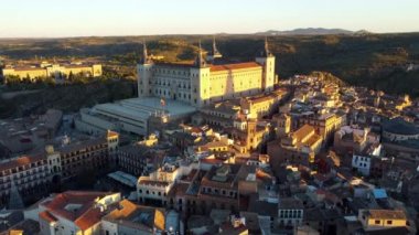 Castilia krallarının Toledo, İspanya, UHD, 4K 'deki XVI yüzyılın görkemli kalesinin havadan görünüşü