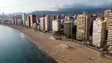 Benidorm şehrinin en üst manzarası, İspanya 'nın kulak kabuğu kıyısındaki bir tatil şehri. Valencia, Costa-Blanca, UHD, 4K
