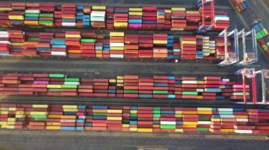 Liman üzerinde uçan bir hava aracı. Lojistik, ulaşım ve sevkiyat yukarıdan, Uhd, 4k, Ukrayna