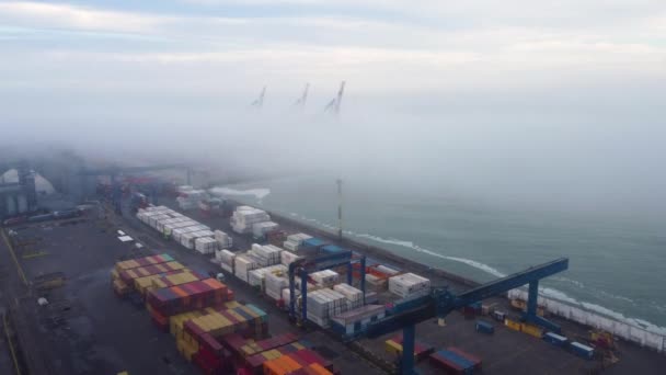 Luchtfoto - Vliegen boven de haven. Logistiek, transport en verzending schot van boven, Uhd, 4k, Oekraïne — Stockvideo