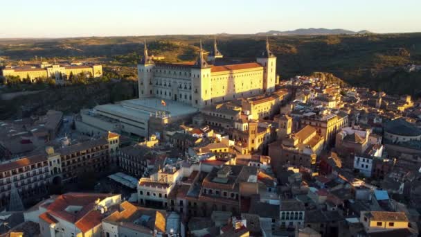 Luchtfoto van de majestueuze vesting van de 16e eeuw van de Castiliaanse koningen in Toledo, Spanje, UHD, 4K — Stockvideo